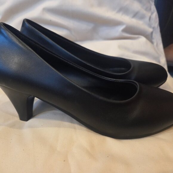 Black Court Shoes. - Picture 4 of 8